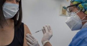 Anuncian segundas dosis de AstraZeneca para mayores de 40 en BJ