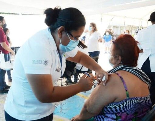 Anuncian aplicación de vacuna contra Covid-19 en primera dosis en Bacalar