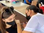 Acuden jóvenes a vacunarse contra el Covid-19