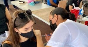 Acuden jóvenes a vacunarse contra el Covid-19