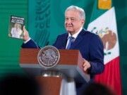 Presenta AMLO nuevo libro y sugiere a sus opositores que lo lean