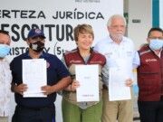 Solidaridad | Con hechos, Laura Beristain cumple con entrega de escrituras a familias de Cristo Rey