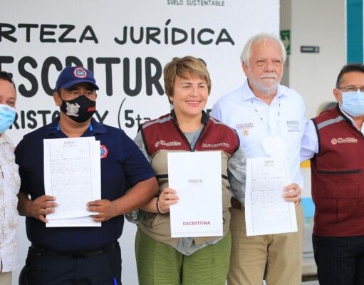 Solidaridad | Con hechos, Laura Beristain cumple con entrega de escrituras a familias de Cristo Rey