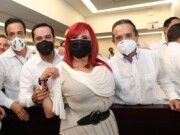 Acude Carlos Joaquín a toma de protesta de Layda Sansores