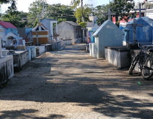 Tulum | Realiza gobierno municipal trabajos de limpieza en cementerios