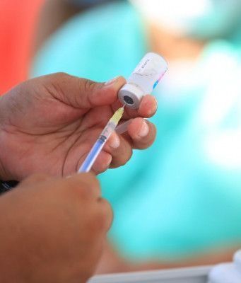 Aplican vacunas contra el Covid-19 y la influenza en Cancún Vacunación