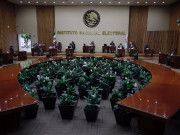 Acusa Morena que INE atenta contra la democracia por aplazar consulta sobre revocación de mandato