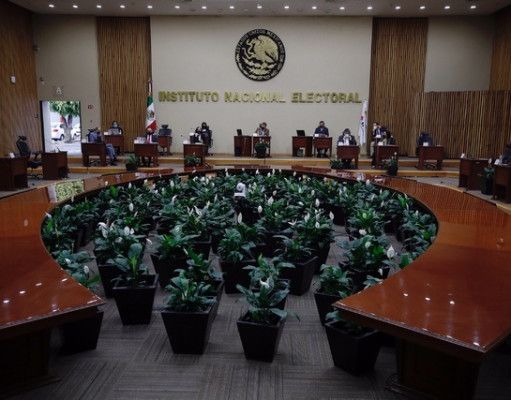 Acusa Morena que INE atenta contra la democracia por aplazar consulta sobre revocación de mandato