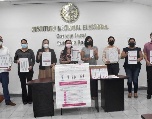 Entrega Ieqroo material didáctico a junta local del INE