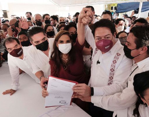 Al grito de ¡Unidad! se registró Mara acompañada por una multitud y la senadora Marybel Villegas
