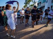 Ultramaratonista finaliza su recorrido por México en playas de Cozumel