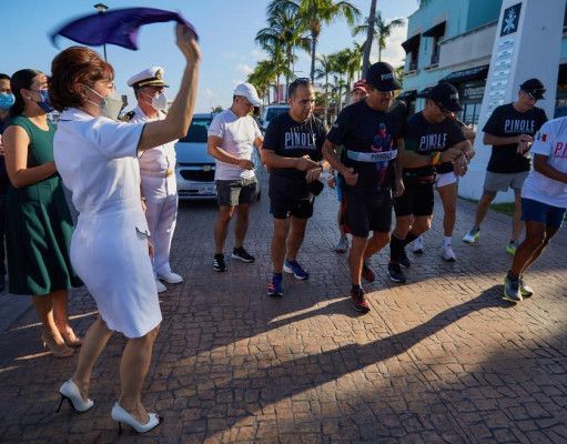 Ultramaratonista finaliza su recorrido por México en playas de Cozumel