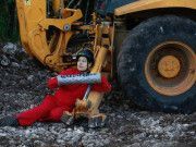 Se atan manifestantes de Greenpeace para protestar contra el Tren Maya