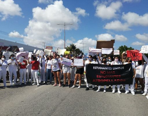 Protestan alumnos de la Universidad Anáhuac solución a cruce de peatones