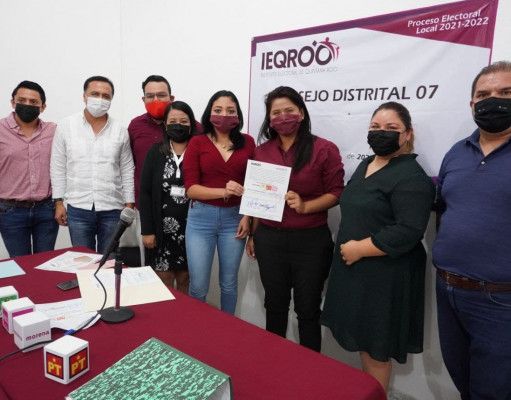 Recibe María Fernanda Cruz Sánchez constancia como candidata a diputada del D03