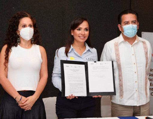 Laura Fernández firma compromisos anticorrupción para mejorar Q. Roo