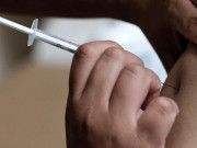 Llaman a adultos mayores a aplicarse 2do refuerzo contra el COVID-19