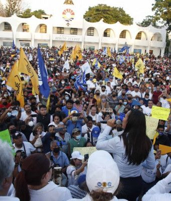 Pájaros en el Alambre | Que fotos de Laura Fernández en Palacio Municipal Cancún no están editadas: hubo lleno total