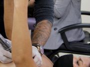 Ofrece BJ jornada gratuita de tatuajes para sobrevivientes de cáncer de mama