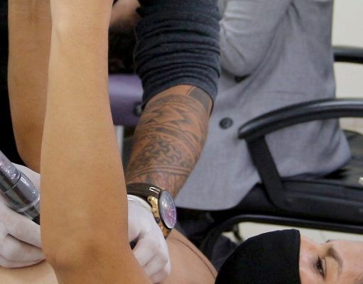 Ofrece BJ jornada gratuita de tatuajes para sobrevivientes de cáncer de mama