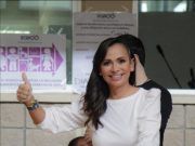 Laura Fernández ejerce su derecho al voto en un ambiente de fiesta