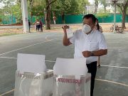 Emite su voto Marciano Dzul