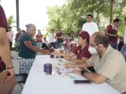 Atiende Yensunni Martínez a San Pedro Peralta llevando al ayuntamiento y con la instalación de luminarias