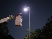 Instalan luminarias solares en colonia Ampliación Santa Isabel