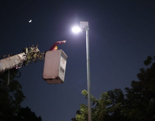 Instalan luminarias solares en colonia Ampliación Santa Isabel