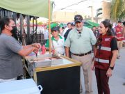 Dialoga Ana Patricia Peralta con tianguistas de Cancún