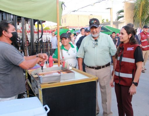 Dialoga Ana Patricia Peralta con tianguistas de Cancún