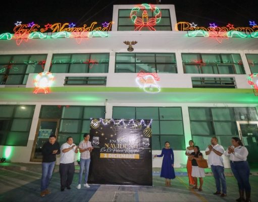 Encabeza Blanca Merari tradicional encendido de iluminación navideña en Puerto Morelos