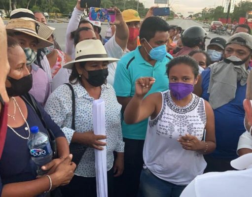 Cancún | Habitantes de colonias irregulares habrían sido víctimas de estafa de gestora ante la CFE