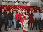 Encabeza Yensunni Martínez encendido del árbol de navidad en OPB