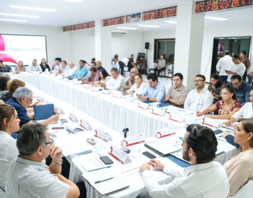 Firman empresarios chetumaleños con Mara Lezama acuerdo solidario