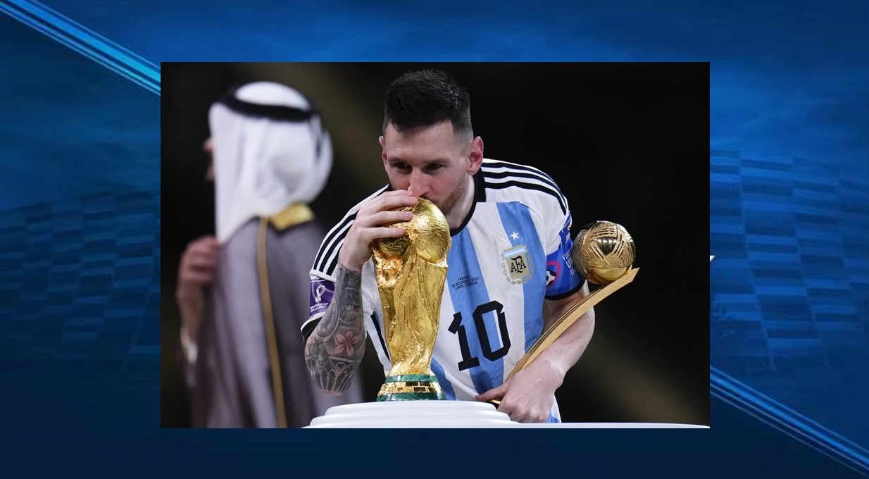 Messi Messi acaricia y besa la copa del mundo.