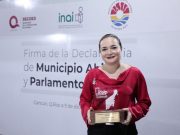 Juanita Alonso firma declaratoria de municipio abierto
