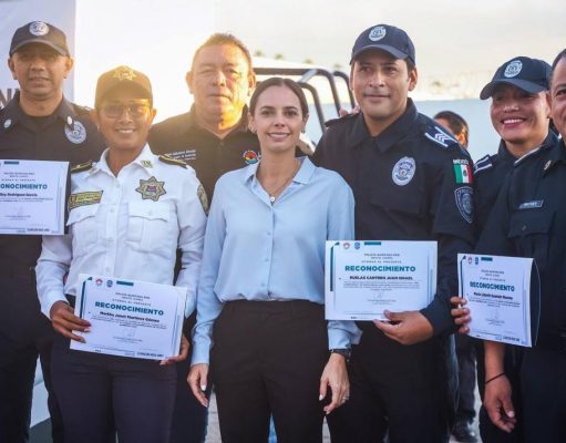 Entrega Ana Patricia Peralta constancias de promoción de grado a elementos de Seguridad Pública del municipio de BJ