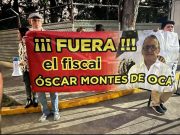Protestan contra el fiscal Montes de Oca en visita de AMLO a Q. Roo