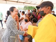 Juanita Alonso atestigua entrega de despensas del programa alimentario estatal