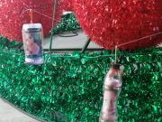 Con «esferas navideñas» con rostros de personas desaparecidas, protestan familiares