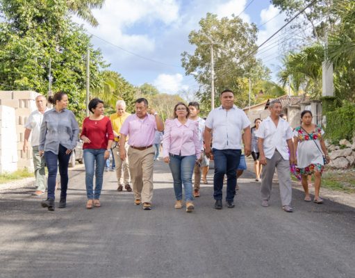 Entrega Marciano Dzul nuevas calles a la población de Cobá