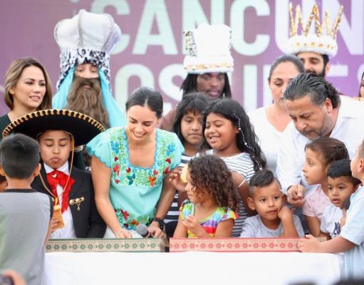 Comparte Ana Patricia Peralta rosca de reyes con niños de Bonfil