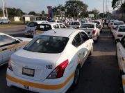 Cierran parcialmente la avenida Andrés Quintana Roo por manifestación de transportistas contra Uber