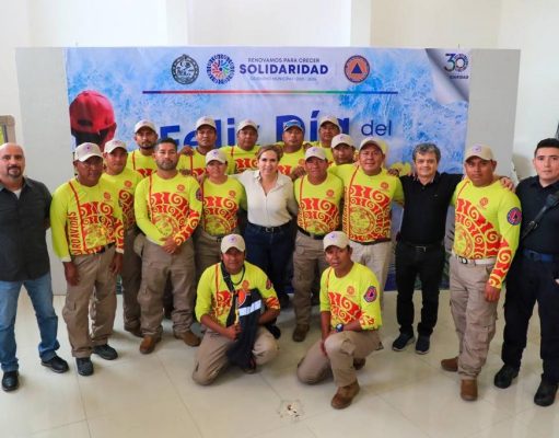 Reconoce Lili Campos a guardavidas con bonos y presenta al nuevo encargado de Protección Civil