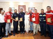 Entrega Ana Paty Peralta reconocimiento a rescatistas