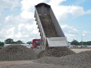 Prevén daños en pavimento por transporte de balasto en Puerto Morelos