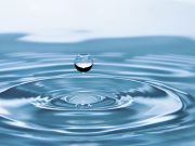 ¡Aguas! con la falta agua para 2030 gota cayendo en el agua