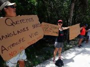 Ambientalistas realizan cadena humana contra desembarco de balasto para Tren Maya