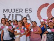 Entrega mano en mano Mara Lezama tarjetas “Mujer es Vida”